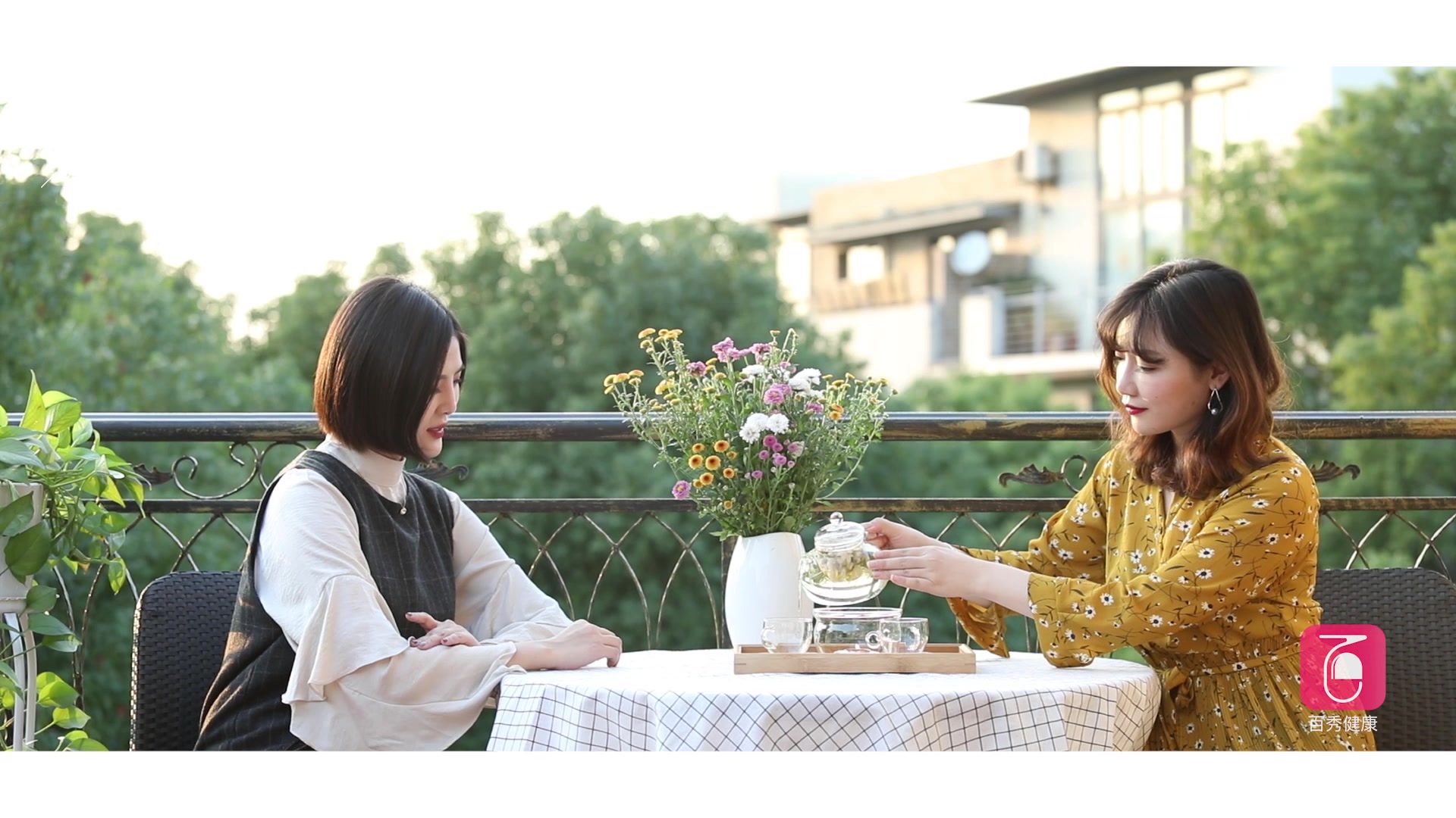 夕阳美景美人喝茶