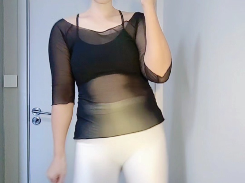 余生很贵，努力活成自己想要的样子，愿你能穿运动鞋撸铁汗如雨下，也能穿高跟鞋潇洒貌美如花，不负青春，不负自己。