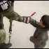 暖心一刻!俄军士兵给叙利亚小孩拆开雪糕 孩子接过直接塞进了嘴里