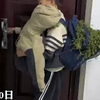 得知妈妈爱吃这种“草”，儿子发动同学，组团拔草