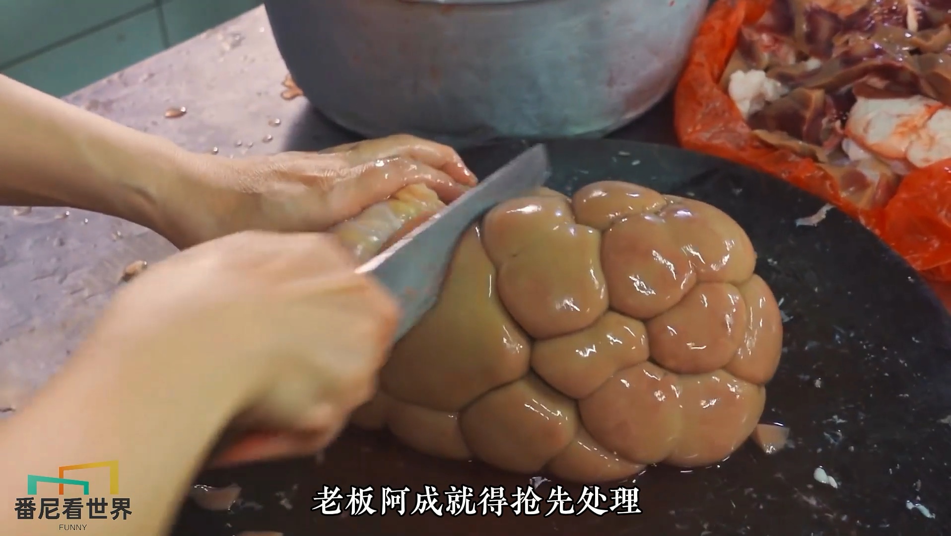 台湾嘉义市场的牛杂汤，一汤一饭的组合，是当地人独有的顶级A餐