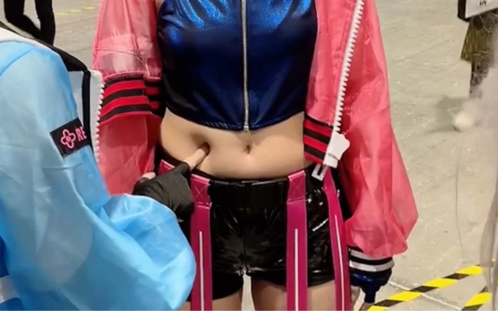 QAQ Why are they all poking me in the belly!