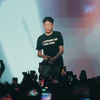 也许珍贵的回忆会褪色， 别管它了把手用力挥着