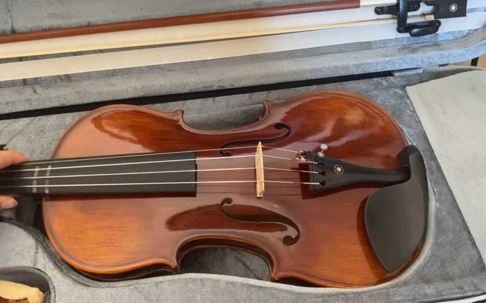 一把一千元小提琴的半开箱记录…只练了一个多月的琴 拉得不好随便听听