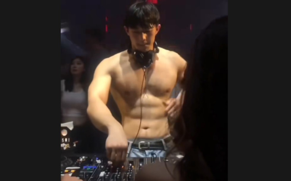 酒吧热舞的超帅肌肉DJ