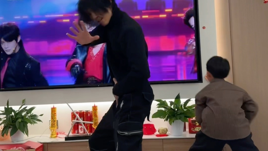 春晚竟然有《只因你太美》？表弟非让我露一手