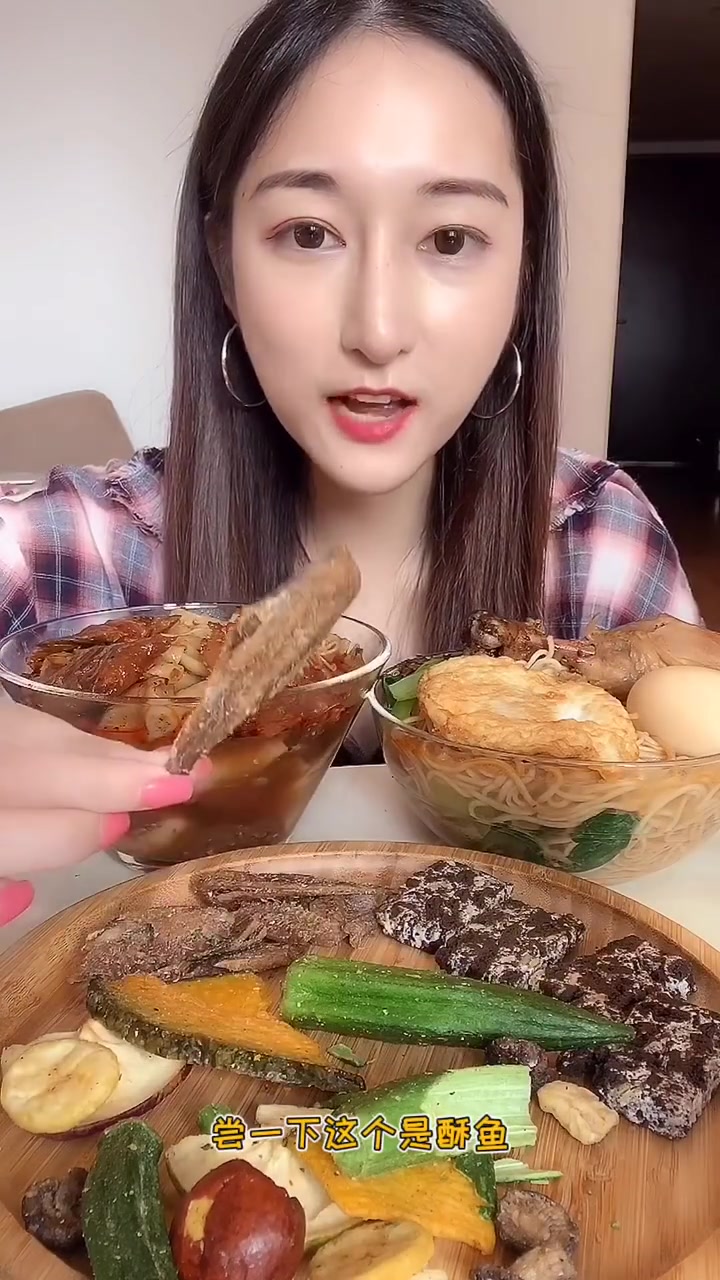 【吃不饱的晴子】20191025最新一期 豪华重庆小面(加鸡腿卤蛋荷包蛋)