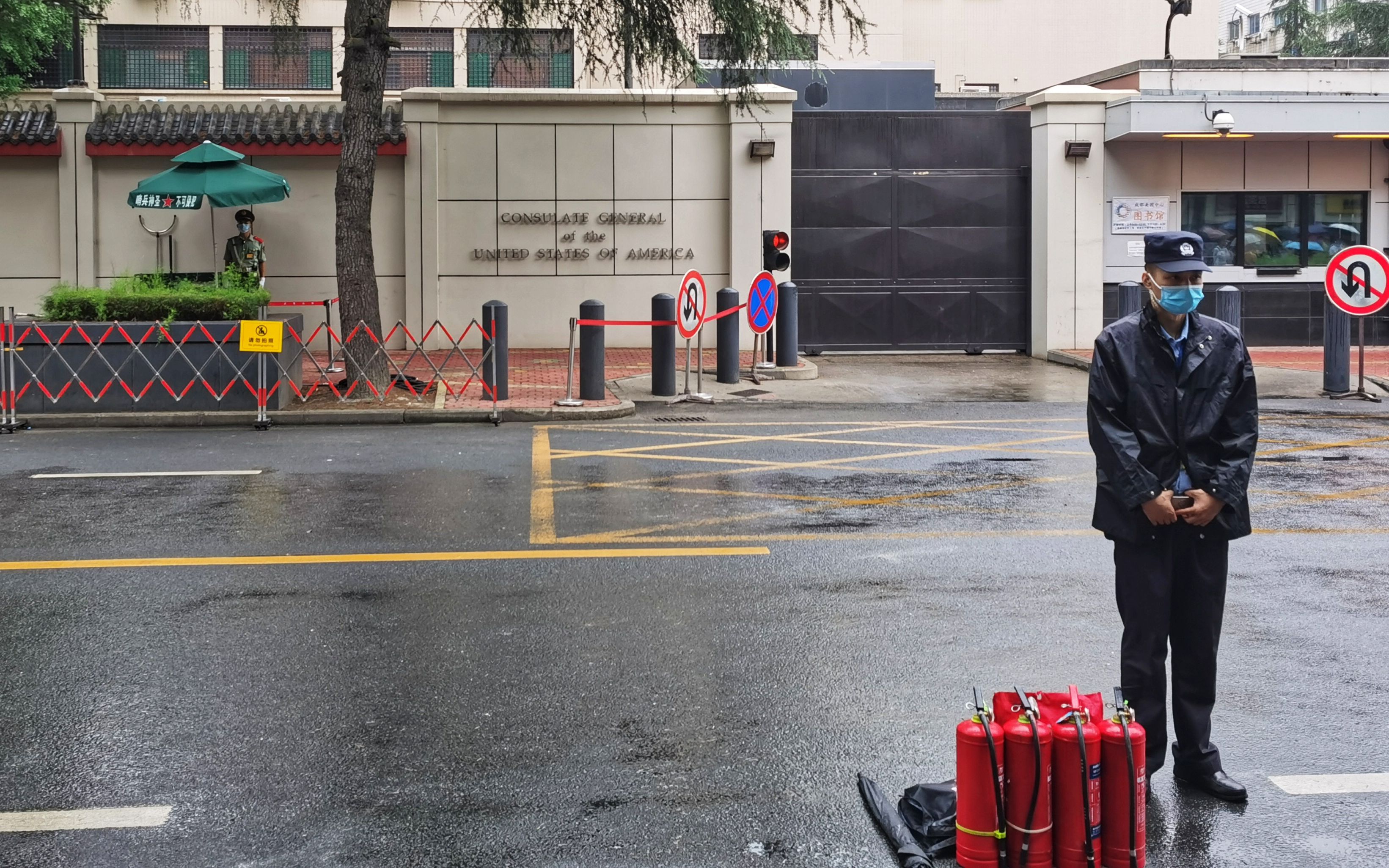 美国驻成都总领馆外警方设置硬隔离 准备灭火器