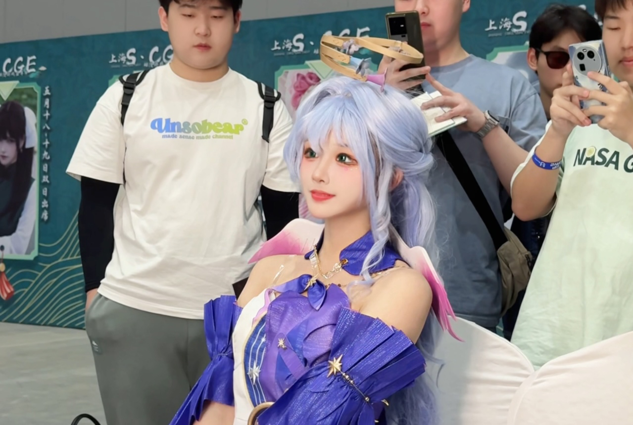 Holding hands with fans at Comic-Con now!