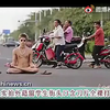 旧闻，一名白人外籍留学生在街头口含刀片全裸打坐