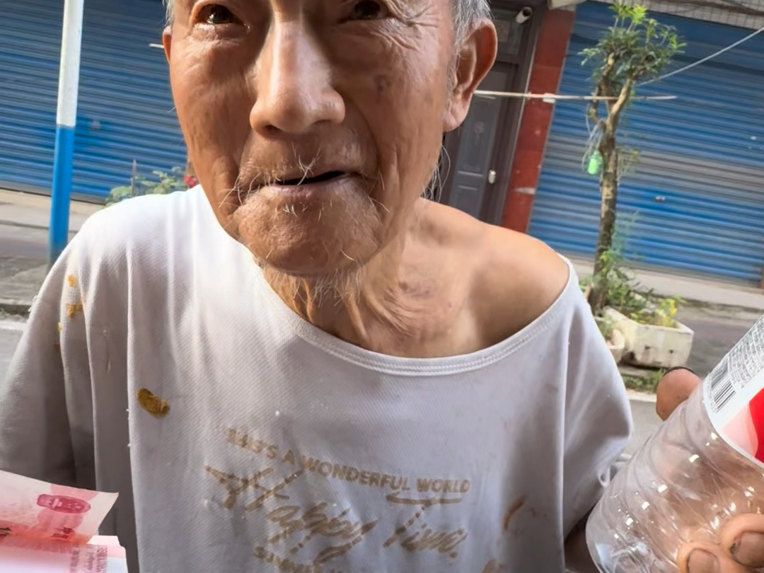 喝完水的一个空瓶子，换大爷一整天的开心