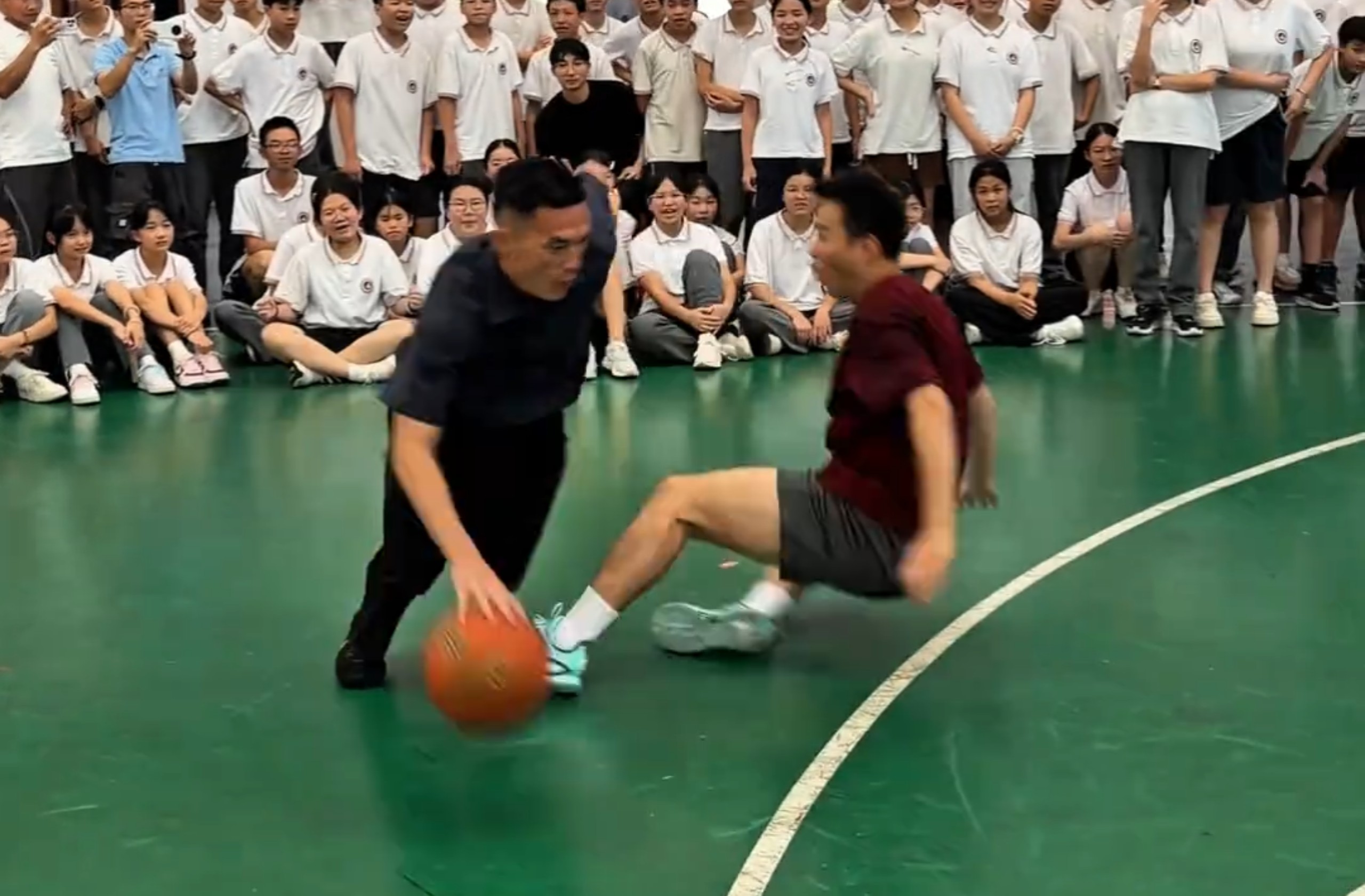 “这是我见过运球最秀的老师！！！”