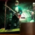 郑吉他手在他的酒吧与乐队合作《愿我能》
