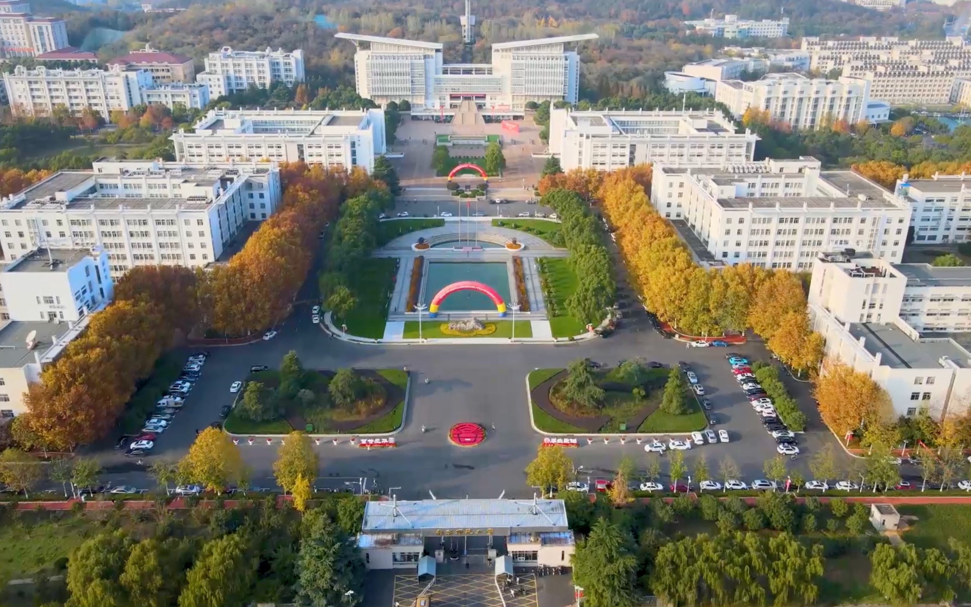 最知南师深秋美，跟随澄净的风，飞越南师，在寒意抵达前，俯瞰南师的醉人秋意