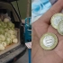老太太拿3硬币买菜，事后老板发现硬币不对劲，网友却称赚大了！