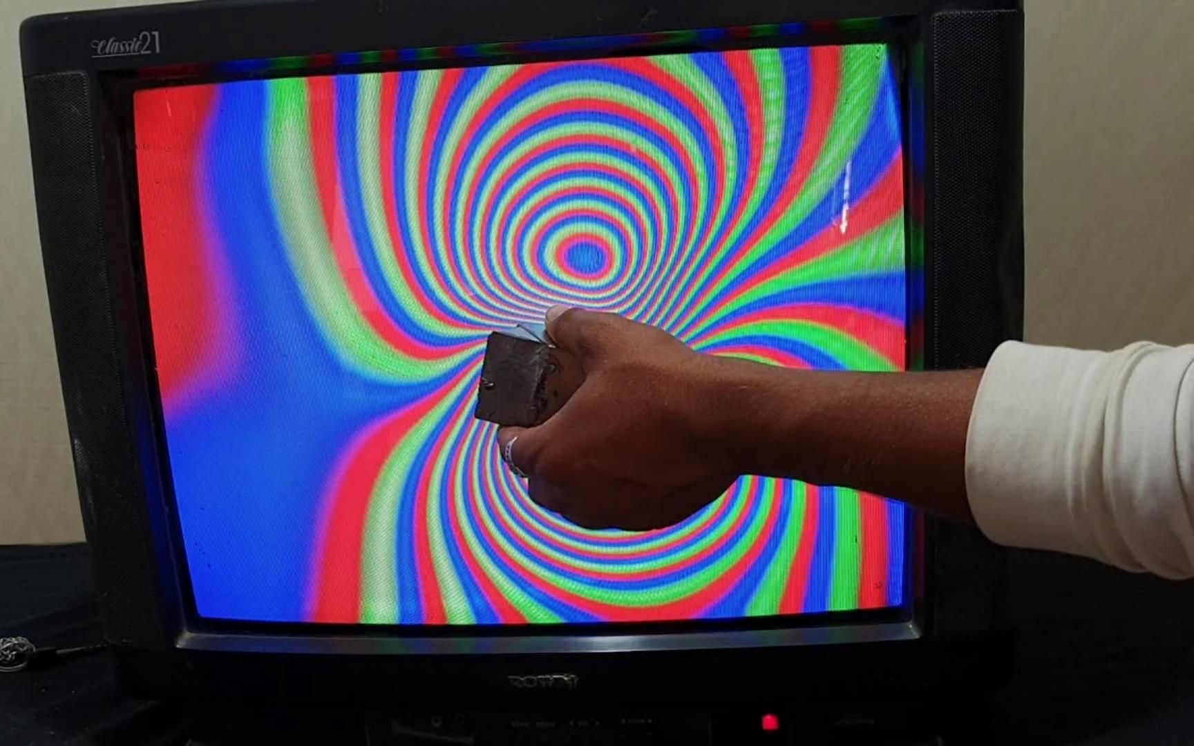 钕磁铁的威力究竟有多恐怖？靠近电视机的一刻，画面太美了