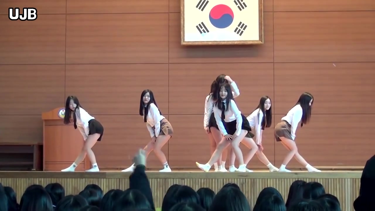 【韩国中学 素人女子舞团 表演 引起台下尖叫的表演 4个不同的学校