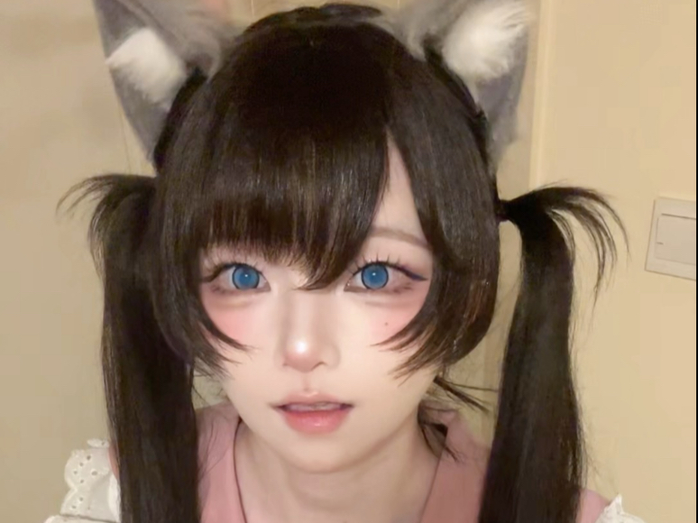 People, come and watch Mimi dance.