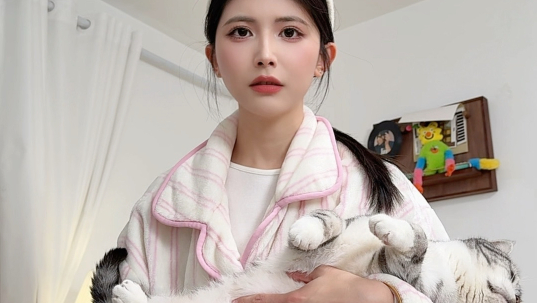 猫本身不重，主要是背上背的锅重