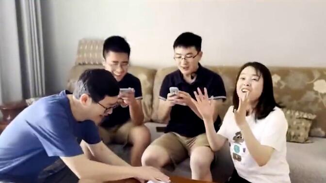 重庆学霸查分发现分数“被屏蔽”全家尖叫 本人掏手机：先拍个照