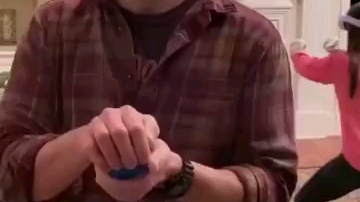 哈哈哈哈哈哈哈哈这求婚现场能有多好笑，看得出来VR真的很好玩！！！大家都在认真准备，只有她上蹿下跳的像个猴子。