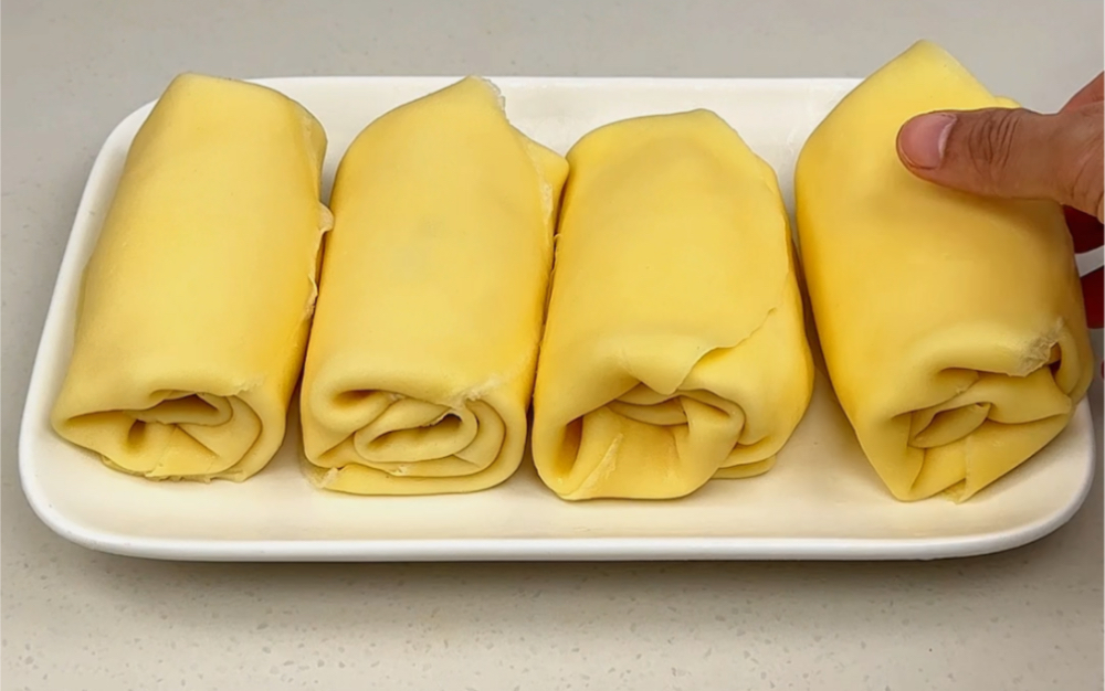 假如你家里有一口锅，那就试下这个奶油毛巾卷，做法极其简单，一点也不输外面买的！ #奶油毛巾卷 #蛋糕卷 #甜品
