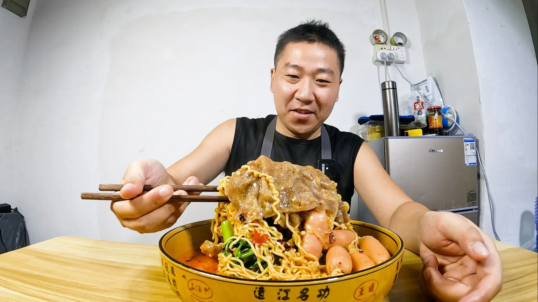 小哥下班花30多块买食材，在家做一顿美味的麻辣烫，真香