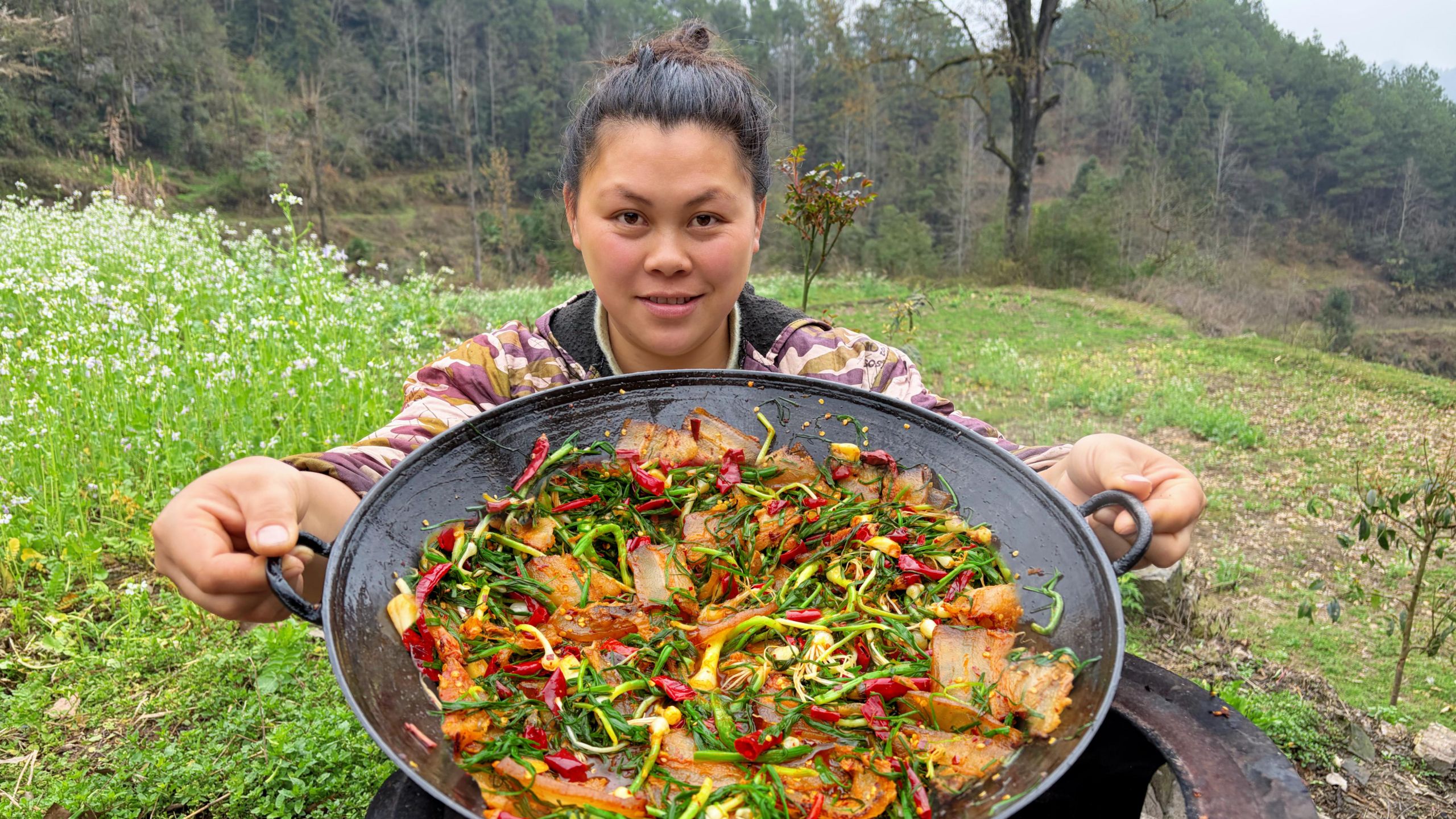 今天去挖了些野葱，配着腊肉做一锅下饭菜