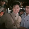 小伙子推了一把女孩儿的屁股，让她顺利上了车，上山下乡时期的浪漫爱情故事