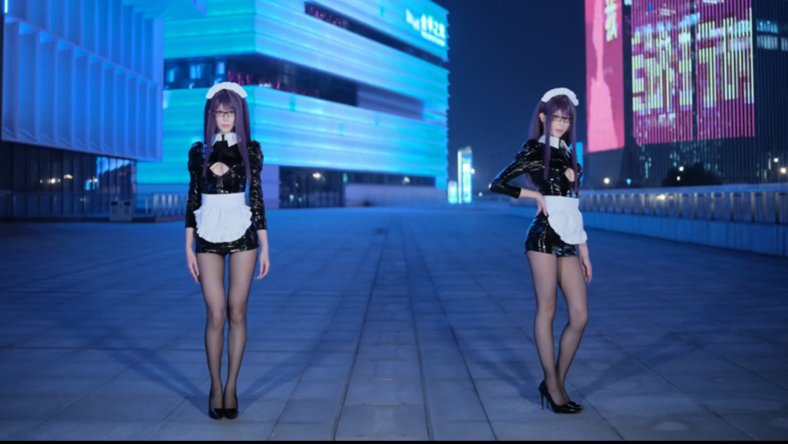 两个小皮裙但没大波浪，依旧一扭一晃很像样