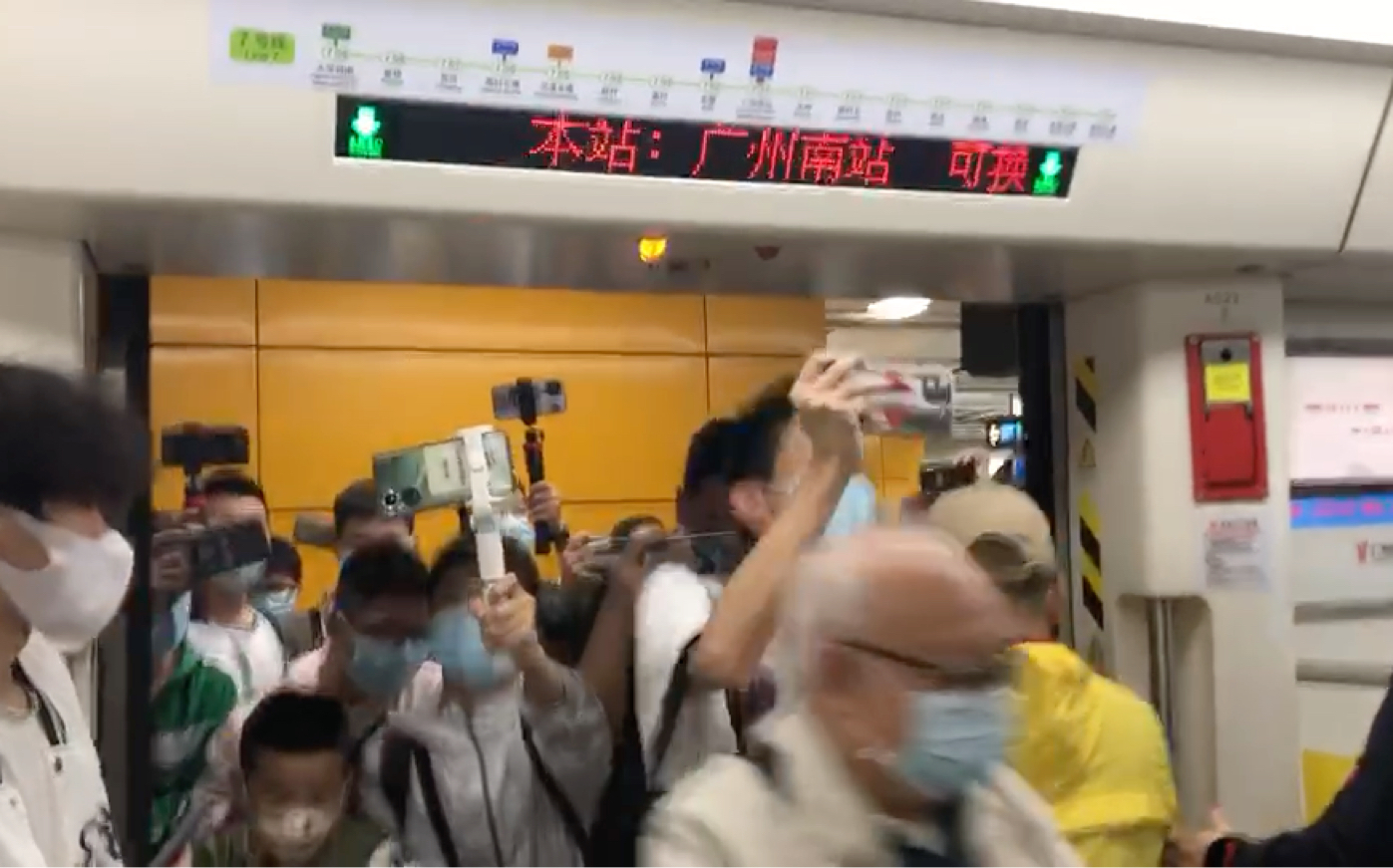 【广州地铁】7西开通冥场面——首班车进广州南站后全员车迷刘宸曦化珍贵影像