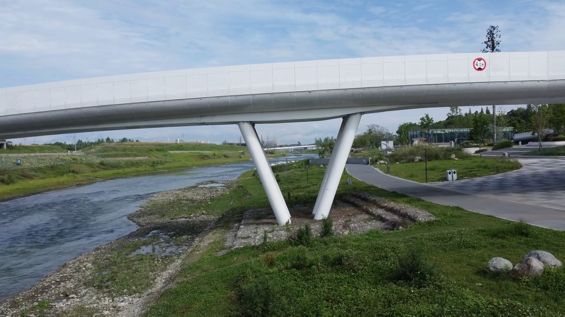 在成都清水河公园练习无人机航拍技术