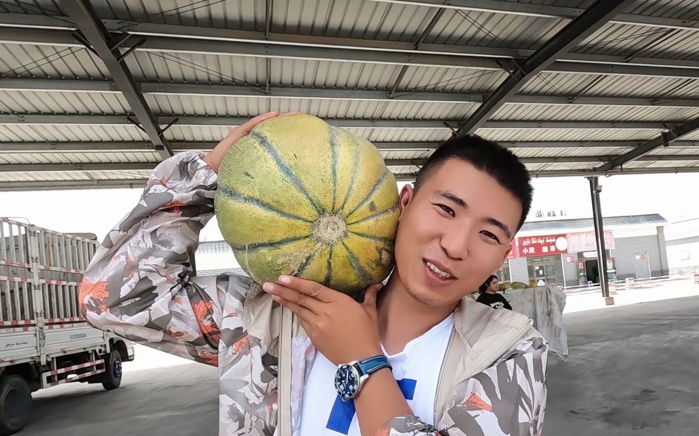 香瓜见过，这么大的香瓜你绝对没见到过。