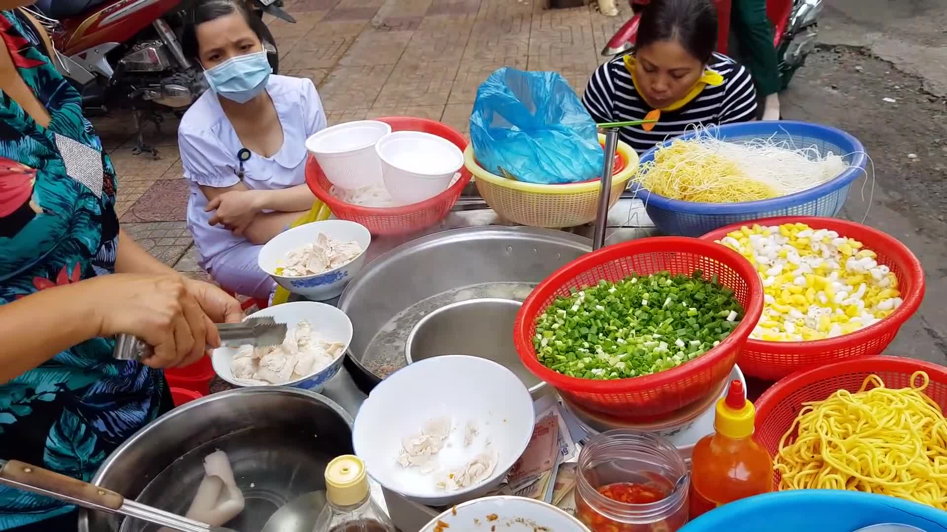 【越南街头】普通市民最喜欢光顾的便宜又实惠的米粉摊，看着太舒服了~