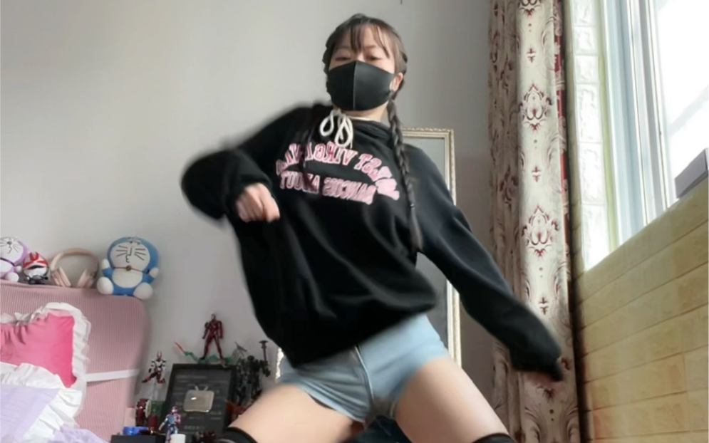 [cc-kun] The handsome hottie's dancing like this.