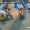 一女子推童车逛商场，一位小男孩不小心碰了她孩子的脚，该女子二话不说上去就一巴掌扇在小男孩脸上