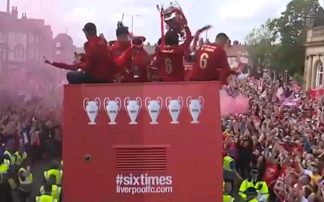 【利物浦夺冠游行】球员大巴到达市区，全城大狂欢，等这一刻等了14年！