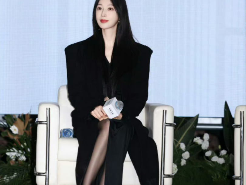 张俪最新活动黑丝大长腿，很遗憾没有找到比较长的全身的……