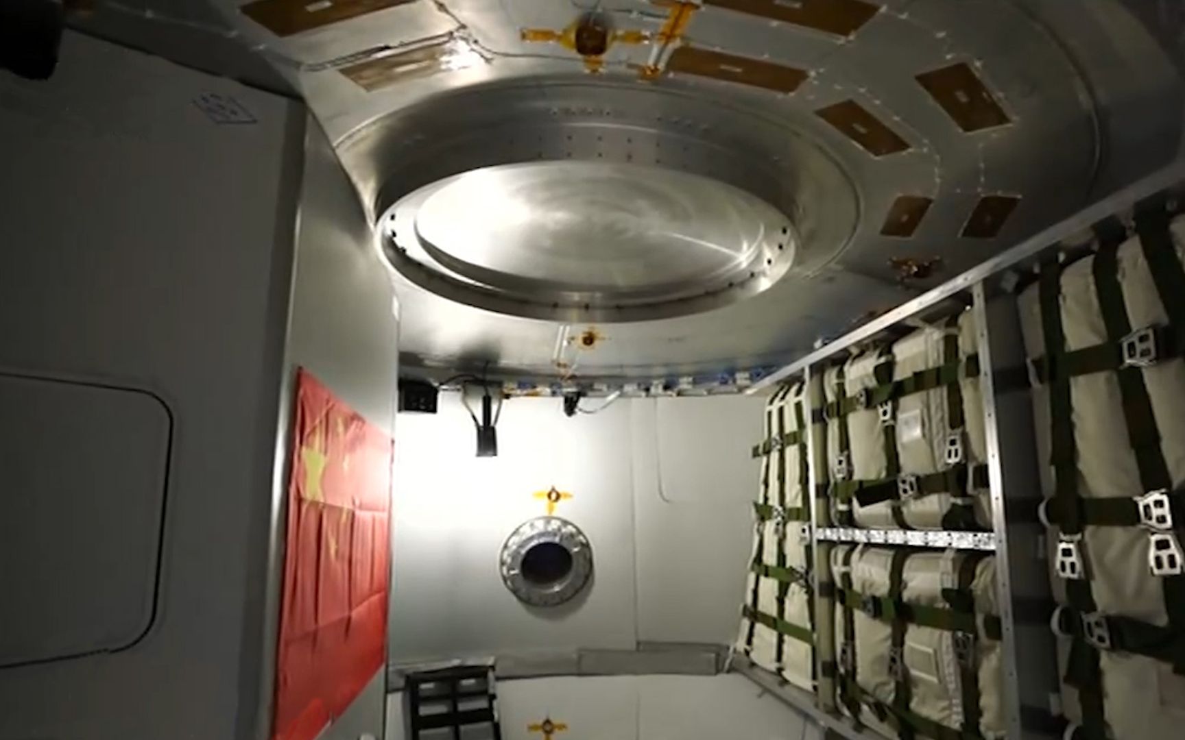 中国载人飞船试验船返回舱内舱首次公开：能住6、7名航天员 携带上千种物品