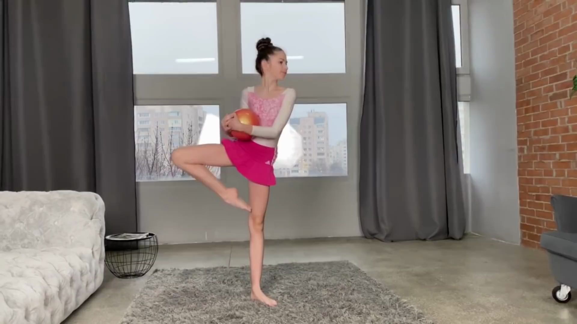 俄罗斯芭蕾体操小美女Danatar的沙发旁体操球操艺术体操展示