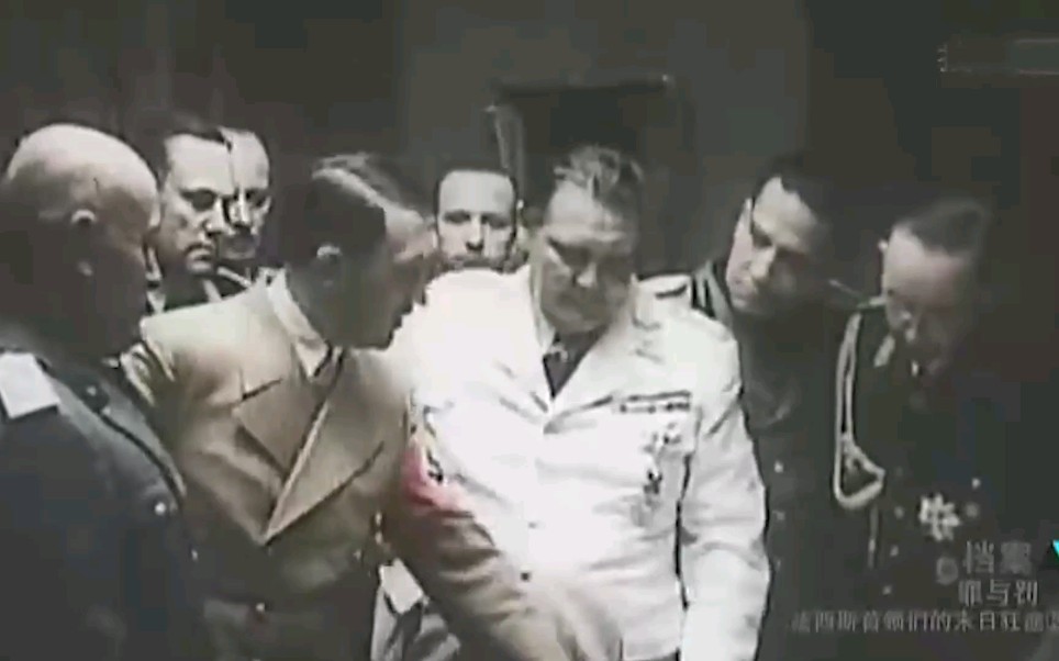 1943年，墨索里尼被救后送往德国，与希特勒见面
