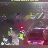严惩！醉驾男子顶着警用摩托车开了20米，被交警强制破窗