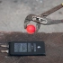 将1000℃烧红的铁球放在手机电池上，会怎么样呢？