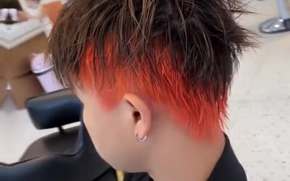超A超酷的一款发色，橙红挂耳染。喜欢嘛？赶快收藏起来吧#发色推荐#2020最火挂耳染 #狼尾发型