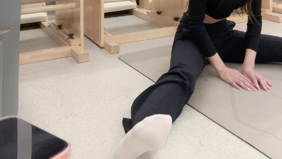 一身黑搭配白袜