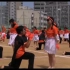 日本紧急事态解除后，高中生对相群体热舞庆祝开学！