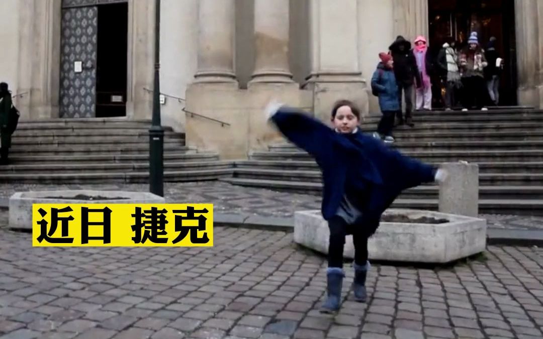 捷克女孩在广场表演中国拳法，一招一式行云流水