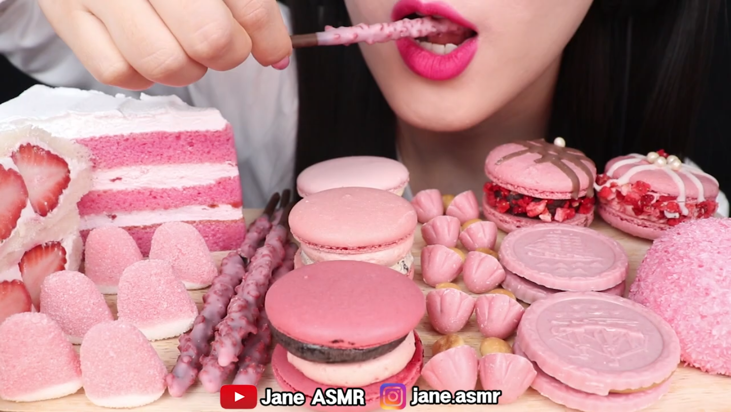 粉红色系列甜品 蛋糕 草莓卷 蘑古力 马卡龙 奥利奥 巧克力棒 格力高