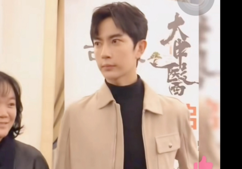 大中医宣传视频，2秒处和25秒处眼镜2次极其不礼貌的要拖拽萌萌走，她是谁这么着急要带他走