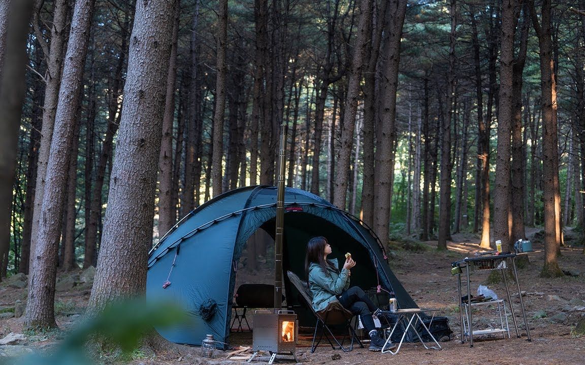 森林野营，在茂密的森林中享受放松的时光！沉浸式露营